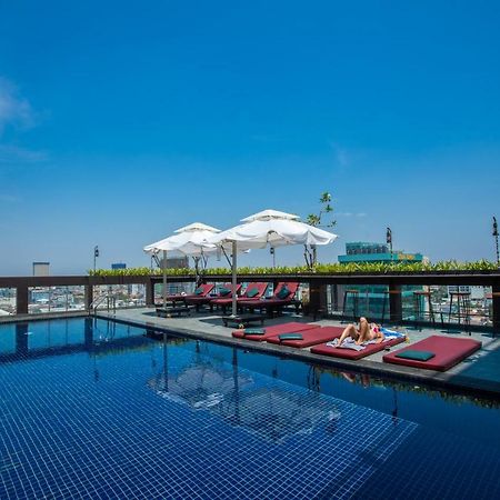 V Hotel Phnom Penh Exterior photo