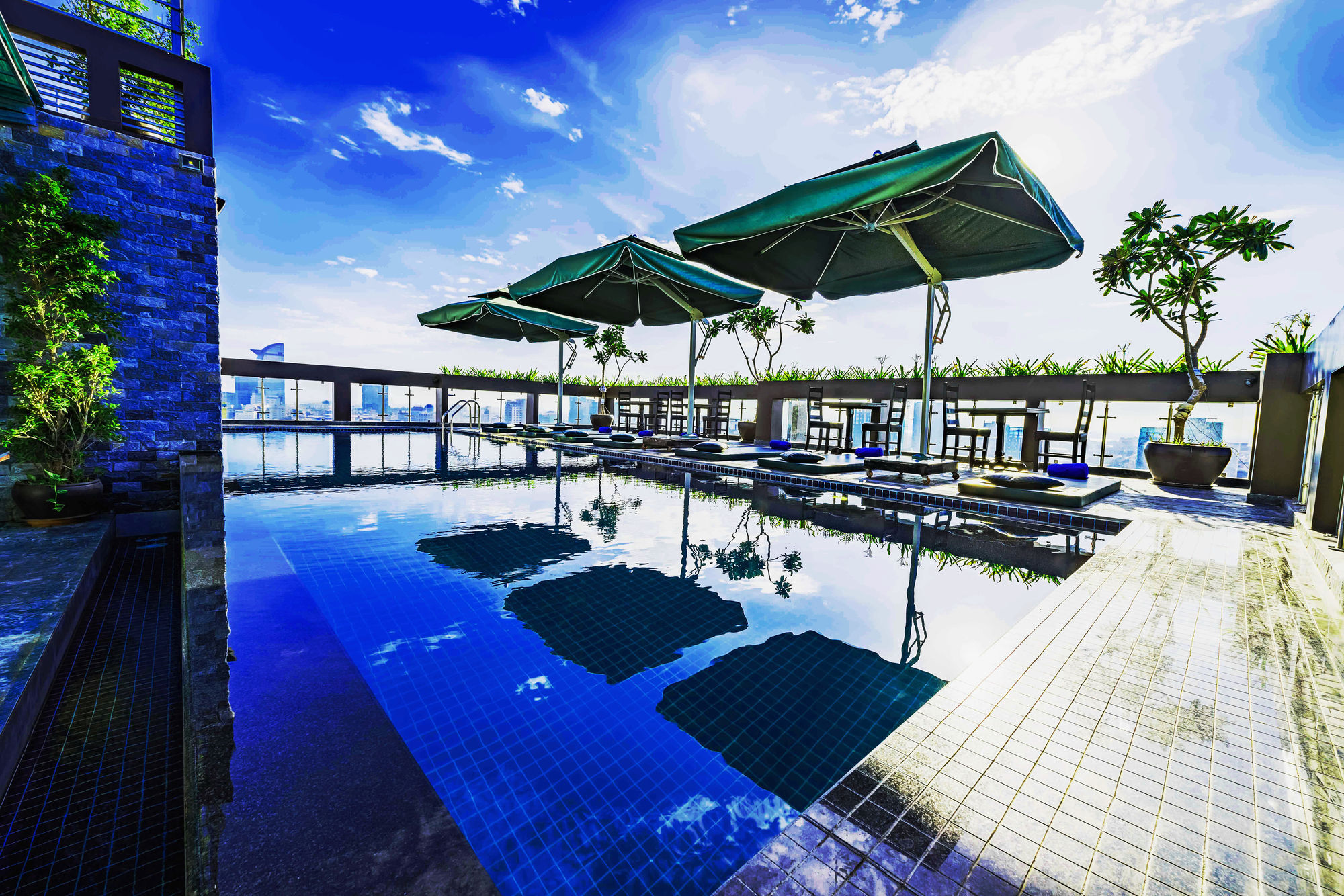 V Hotel Phnom Penh Exterior photo