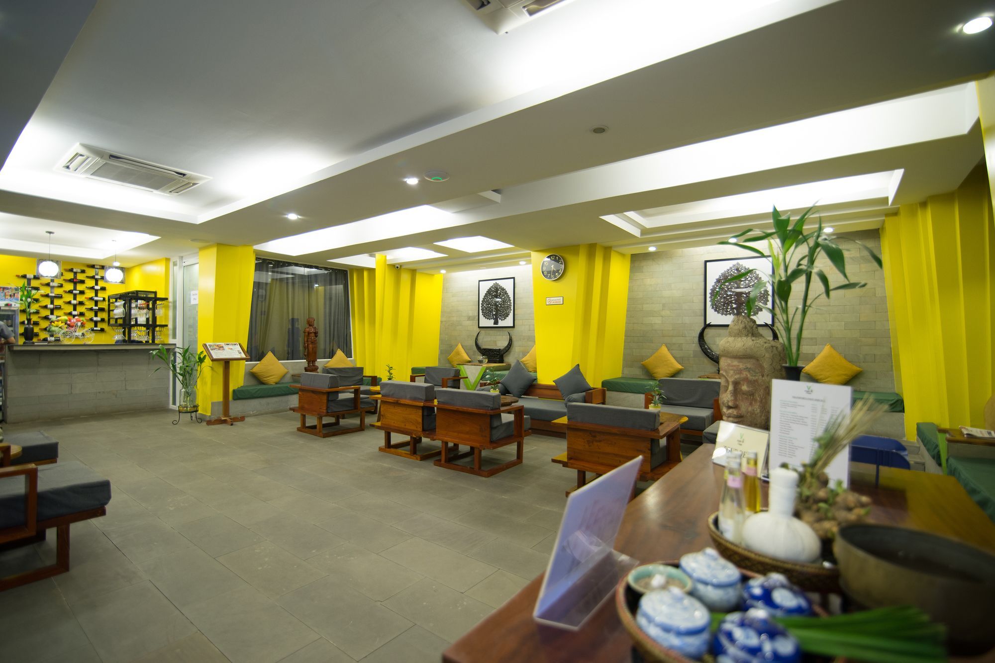 V Hotel Phnom Penh Exterior photo