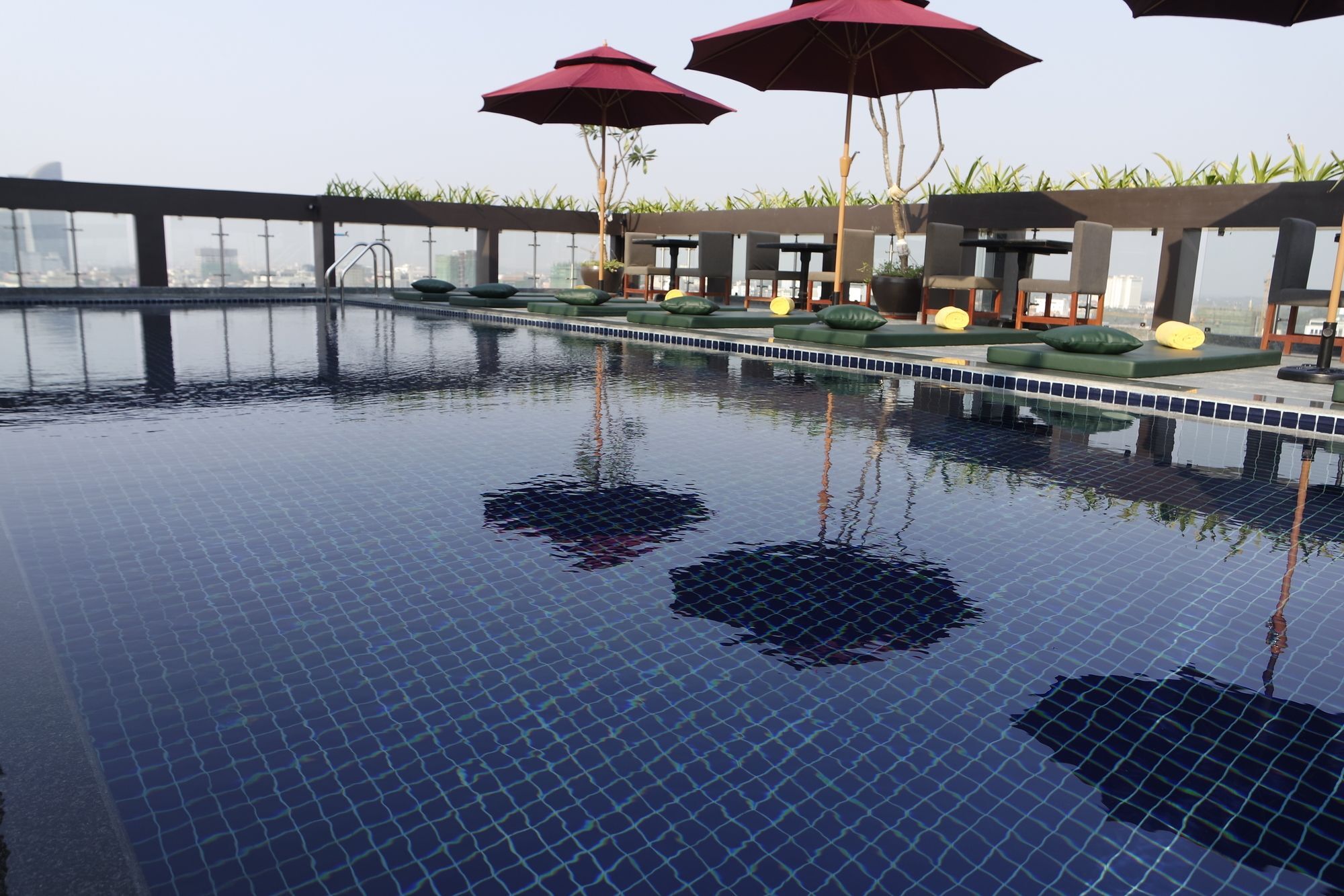 V Hotel Phnom Penh Exterior photo