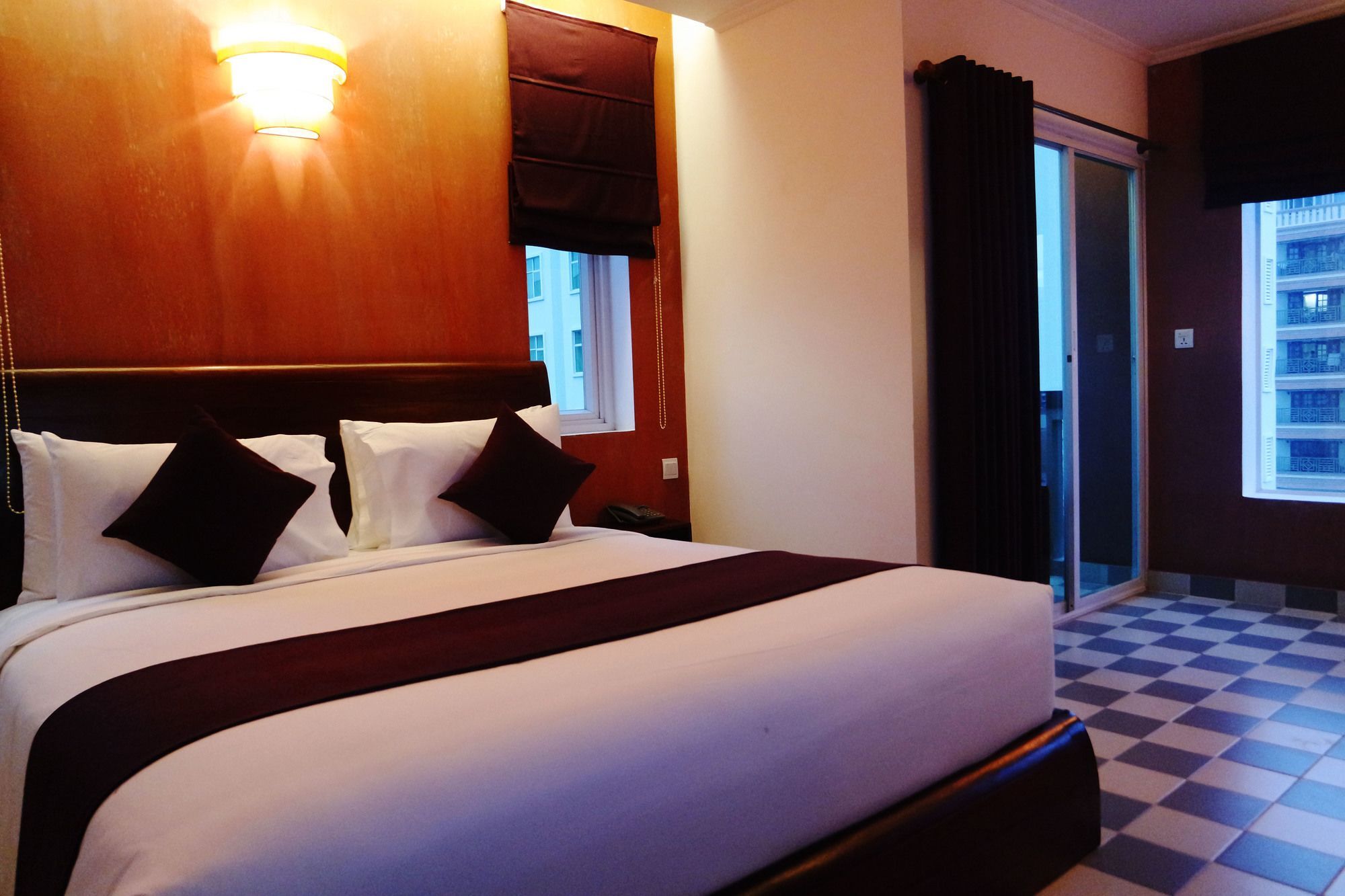 V Hotel Phnom Penh Exterior photo
